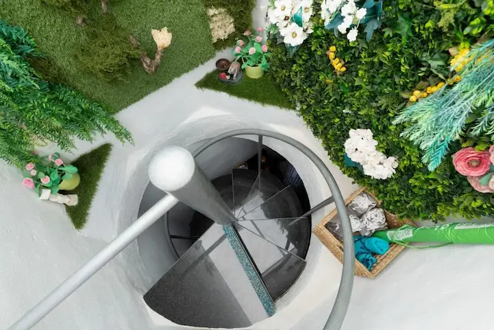 Desde el salón de la vivienda se accede al solarium privado por la escalera de caracol