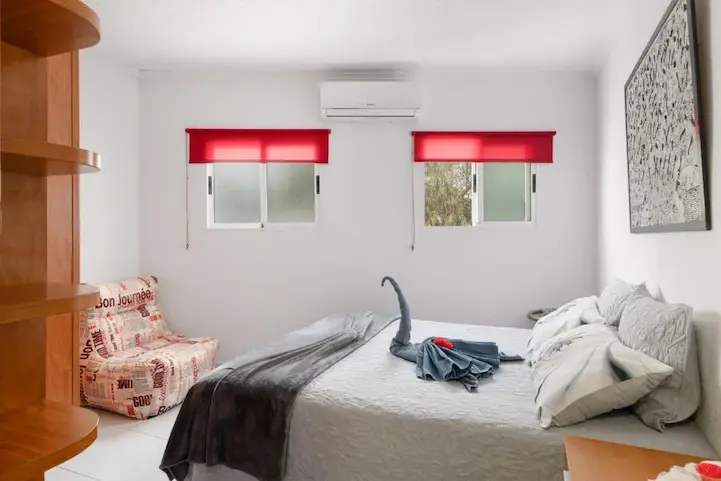 Dormitorio principal de Casa Venecia con cama king size