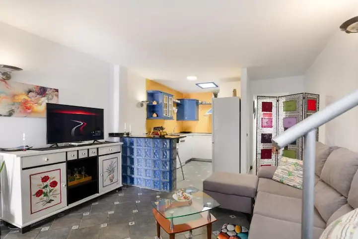 Salón Comedor luminoso y muy cómodo con Sofa con diván, Smart Tv